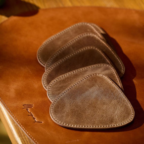 Mergel Dreieckige Leder-Glasuntersetzer im 6er-Set, Duo in Dunkel und Hellbraun