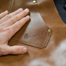 Mergel Lederschürze Nr. 91 In Crazy Walnut, in Holz-Geschenkbox