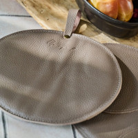 Mergel Ledertopflappen in Beige, 2er-Set