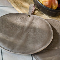 Mergel Ledertopflappen in Beige, 2er-Set