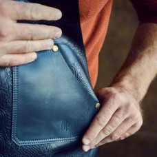 Mergel Lederschürze Nr. 91 In Dark Ostrich, in Holz-Geschenkbox