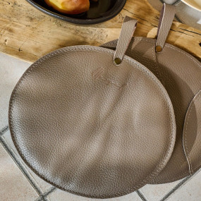 Mergel Ledertopflappen in Beige, 2er-Set