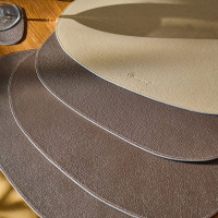 Mergel 6x Dreieckiges Tischset aus Leder, zweifarbig in Beige und Braun