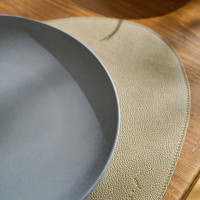 Mergel 6x Dreieckiges Tischset aus Leder, zweifarbig in Beige und Braun